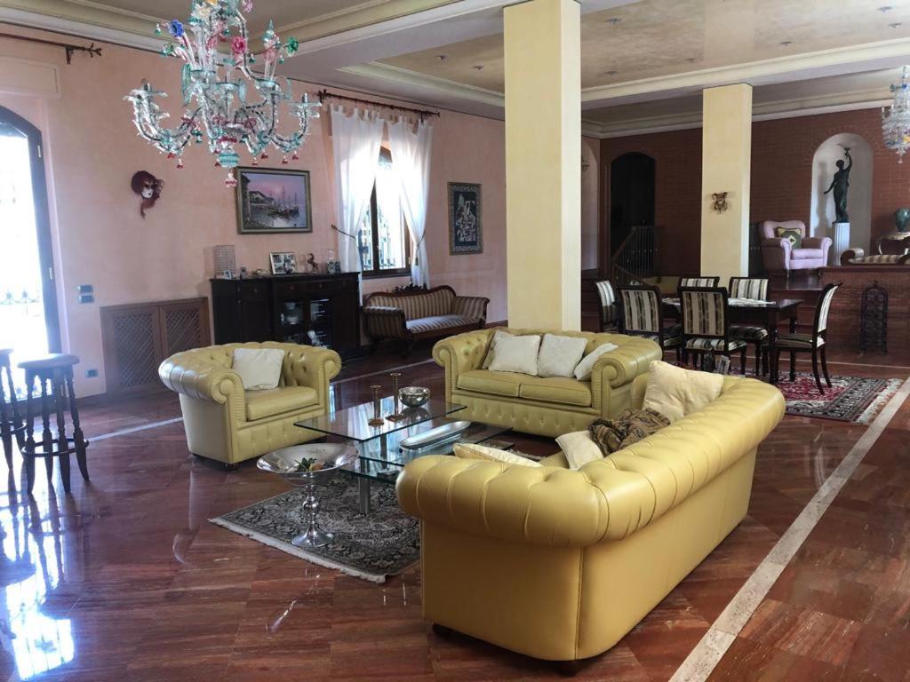 Villa Grandiosa Fc Aci Catena Extérieur photo